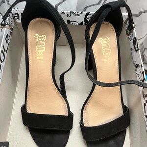 Brash Black Heeled Shoes Elegant Design